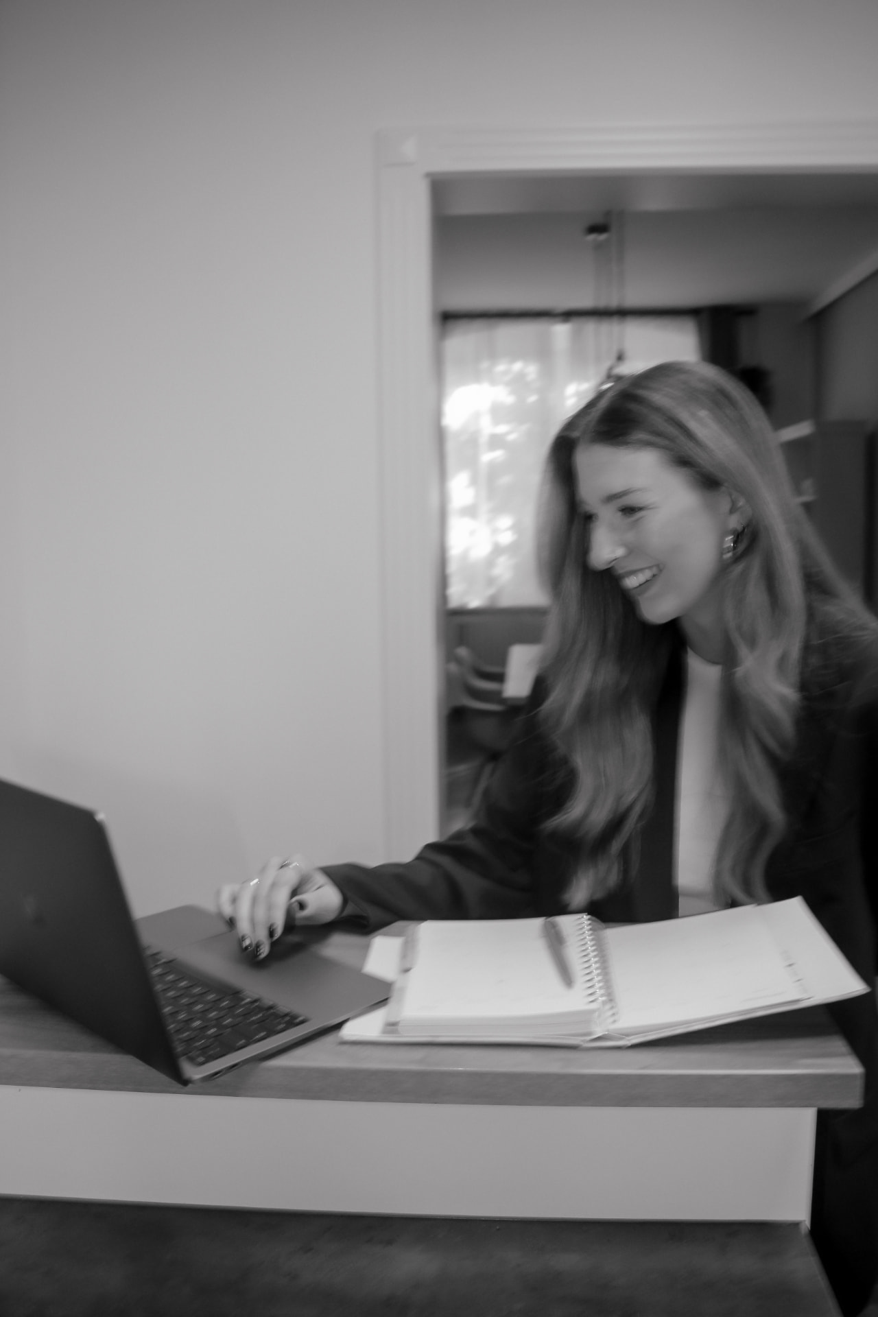 Deliah bei der Arbeit am Laptop
